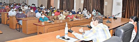 நாமக்கல் மாவட்ட ஆட்சியர் அலுவலகத்தில், வாக்கு எண்ணும் பணியில் ஈடுபடும் அலுவலர்களுக்கான பயிற்சிக் கூட்டம் மாவட்ட ஆட்சியர் கா.மெகராஜ் தலைமையில் நடந்தது.