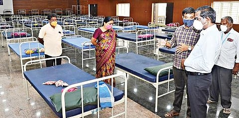 சேலம் தொங்கும் பூங்கா கலையரங்கில் அமைக்கப்பட்டு வரும் கரோனா தற்காலிக சிகிச்சை மையத்தை, மாநகராட்சி ஆணையர் ரவிச்சந்திரன் ஆய்வு செய்தார்.