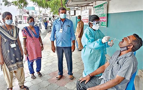 நாமக்கல் ஏஎஸ்.பேட்டையில் நகராட்சி சார்பில் நடைபெற்ற கரோனா சிறப்பு முகாமில் பொதுமக்களுக்கு சளி பரிசோதனை மேற்கொள்ளப்பட்டது.