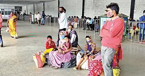 நீலகிரி மாவட்டத்தில் இருந்து -  வெளியேறும் வெளிமாநிலத் தொழிலாளர்கள் :