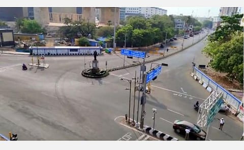 அண்ணாசாலை அண்ணா சிலை அருகே படம் எல்.சீனிவாசன்