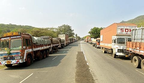 காட்பாடி அடுத்த கிறிஸ்டியான்பேட்டையில் உள்ள சோதனை சாவடியில் அத்தியாவசிய தேவையின்றி வந்த சரக்கு வாகனங்களை காவல் துறையினர் தடுத்து நிறுத்தினர். இதனால், தமிழக-ஆந்திர எல்லையில் ஒரு கிலோ மீட்டர் தூரத்துக்கு சாலையின் இருபுறமும் காத்திருந்த லாரிகள். அடுத்த படம்: வேலூர்-ராணிப்பேட்டை மாவட்ட எல்லையான பிள்ளையார் குப்பம் பகுதி தேசிய நெடுஞ்சாலையில் தேவையின்றி வருபவர்களை எச்சரித்து திருப்பி அனுப்பி வைத்த காவல் துறையினர்.