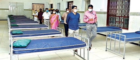 பாளையங்கோட்டை மாநகராட்சி திருமண மண்டபத்தில் 100 படுக்கை வசதிகளுடன் அமைக்கப்பட்டுள்ள கரோனா பராமரிப்பு மையத்தை திருநெல்வேலி மாவட்ட ஆட்சியர் விஷ்ணு பார்வையிட்டார்.