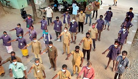 வடிவீஸ்வரம் ஆரம்ப சுகாதார நிலையத்தில் மலேரியா ஒழிப்பு உறுதிமொழி எடுத்துக்கொண்ட தூய்மைப் பணியாளர்கள்.