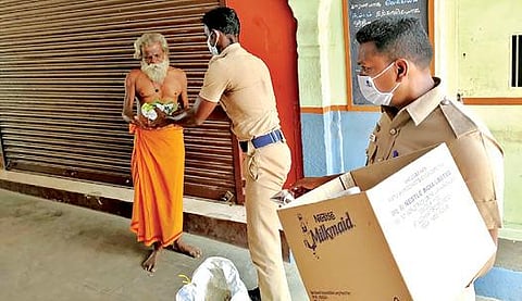 தென்காசியில் ஆதரவற்றோருக்கு காவல்துறையினர் உணவு வழங்கினர்.