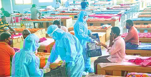 நாகர்கோவில் ஸ்காட் கல்லூரியில் உள்ள கரோனா  மையத்தில் சிகிச்சை பெறுவோருக்கு உணவு விநியோகம் செய்யும் மாநகராட்சி பணியாளர்கள்.