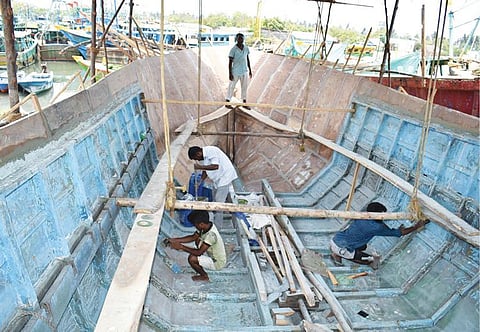 கடலூர் துறைமுகம் பகுதியில் படகை சீரமைக்கும் பணியில் மீனவர்கள் ஈடுபட்டுள்ளனர்.