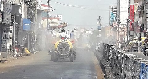 காஞ்சிபுரத்தில் வழக்கமாக பரபரப்பாக காணப்படும் காந்தி சாலை நேற்று ஊரடங்கு காரணமாக கடைகள் அடைக்கப்பட்டு, மக்கள் நடமாட்டமின்றி  காணப்பட்டது.