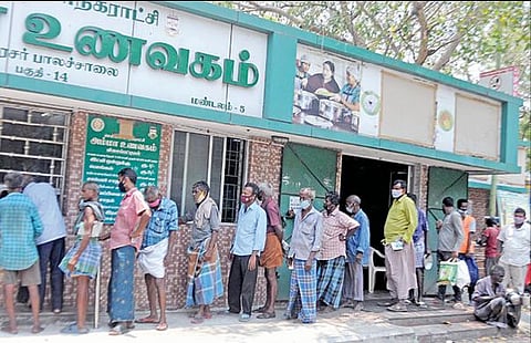 தமிழகம் முழுவதும் நேற்று முழு ஊரடங்கு  அமல்படுத்தப்பட்ட நிலையில், சென்னை பாரிமுனை அம்மா உணவகத்தில் மதிய உணவு உண்ண வரிசையில் காத்திருக்கும்  மக்கள்.