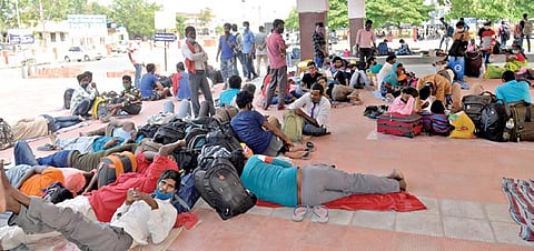 ஈரோடு ரயில்நிலையத்தில் சொந்த ஊர் திரும்ப காத்திருக்கும் வடமாநிலத் தொழிலாளர்கள்.