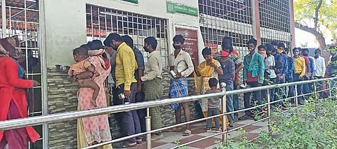 திருப்பூருக்கு ரயிலில் வந்த  -  வெளியூர் பயணிகளுக்கு  கை கொடுத்த அம்மா உணவகம் :