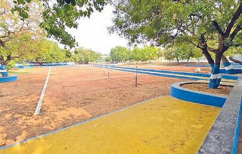 முழு ஊரடங்கால் செயல்படாத பின்னலாடை நிறுவனங்கள் :  திருப்பூர் மாநகர், புறநகர் பகுதிகளில் கடைகள் அடைப்பு