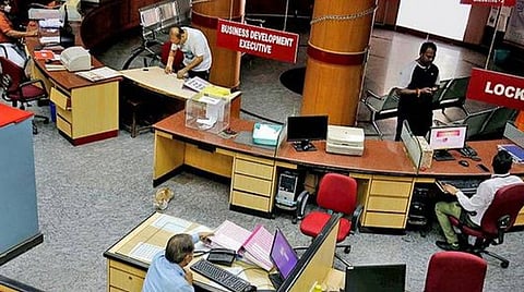 கரோனா பரவல் காரணமாக வங்கிகள் இன்று முதல் அரை நாள் மட்டும் இயங்கும்