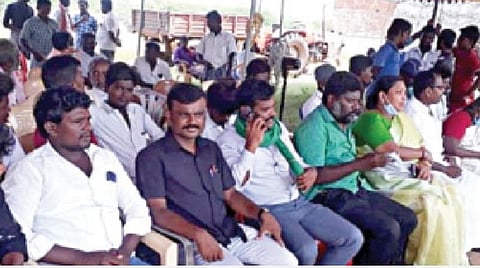 முத்துமனோ கொலையைக் கண்டித்து திருநெல்வேலி அருகே வாகைகுளத்தில் தொடர்ந்து நடைபெற்று வரும் உள்ளிருப்பு போராட்டம்.