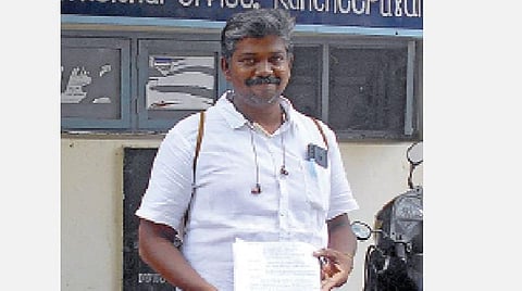 காஞ்சிபுரம் வருவாய் கோட்டாட்சியர் அலுவலகத்தில் மனு அளிக்க வந்த புதிய தலைமுறை மக்கள் கட்சியின் வேட்பாளர் மு.மேகநாதன்.