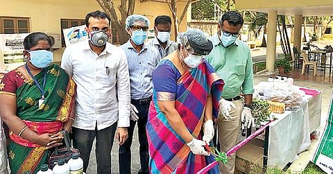 வேலூர் விஐடி பல்கலைக்கழக வளாகத்தில் கரோனா நோயாளிகளுக்கு சித்து மருத்துவ சிகிச்சை மையத்தை தொடங்கி வைத்த  மாவட்ட சித்த மருத்துவ அலுவலர் மருத்துவர் சுசி கண்ணம்மா.