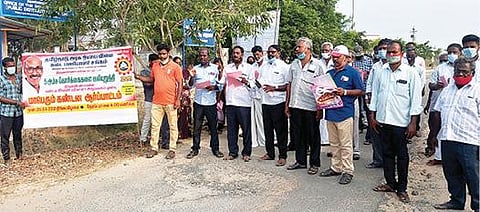 திருவண்ணாமலை கூட்டுறவு துறை மண்டல இணை பதிவாளர் அலுவலகம் முன்பு ஆர்ப்பாட்டத்தில் ஈடுபட்ட நியாய விலை கடை ஊழியர்கள்.