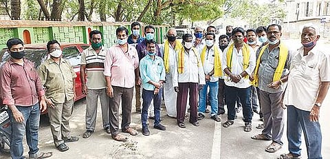 கரோனா தொற்று தடுப்பு முன்னெச்சரிக்கை நடவடிக்கையாக மூடப்பட்ட முடிதிருத்தும் நிலையங்கள், அழகு நிலையங்களை திறக்க அனுமதி வழங்கக்கோரி, வேலூர் மாவட்ட ஆட்சியர் அலுவலகத்துக்கு நேற்று மனு அளிக்க வந்த முடித்திருத்தும் தொழிலாளர் நலச்சங்கத்தினர். அடுத்த படம்:  ஆற்காடு நகராட்சி அலுவலகத்தில் கோரிக்கை மனு அளித்த முடி திருத்தும் தொழிலாளர்கள்.