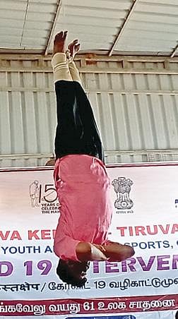 திருவண்ணாமலை கிரிவலப் பாதையில் 20 நிமிடங்கள் தலை கீழாக தொங்கி கரோனா தொற்று தடுப்பு விழிப்புணர்வை ஏற்படுத்திய சமூக ஆர்வலர் தங்கவேலு.