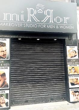 வேலூரில் மூடப்பட்டிருந்த சலூன் மற்றும் அழகு நிலையம். படங்கள்: வி.எம்.மணிநாதன்.