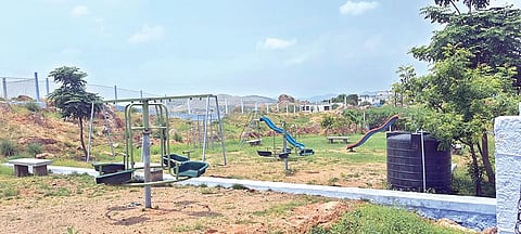 கோவில்பட்டி சொர்ணமலை கதிர்வேல் முருகன் கோயில் செல்லும் சாலையோரம் உள்ள சிறுவர் பொழுதுபோக்கு பூங்கா.