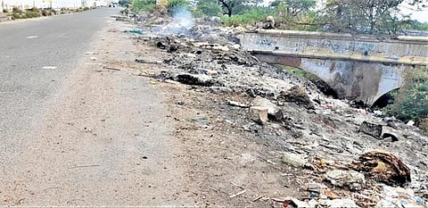 கோவில்பட்டி -சாத்தூர் சாலையில் தனியார் கல்லூரி எதிர்புறம் சாலையோரம் மர்மநபர்கள் குப்பைகளை கொட்டி தீ வைத்துள்ளனர்.