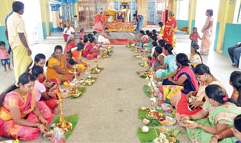 சித்ரா பவுர்ணமியையொட்டி, கிருஷ்ணகிரி பழைய பேட்டை அங்காளம்மன் கோயிலில் பெண்கள் திருவிளக்கு பூஜை நடத்தினர்.