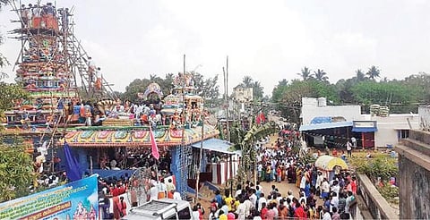 மரக்காணம் அருகே ராதா ருக்மணி  கோயில் கும்பாபிஷேகத்தில் பங்கேற்ற கிராம மக்கள்.