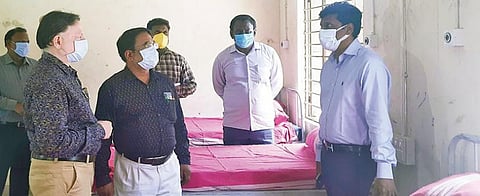 கள்ளக்குறிச்சி மாவட்ட மருத்துவக் கல்லூரி மருத்துவமனையில் அமைக்கப்பட்டுள்ள கரோனா பாதுகாப்பு சிகிச்சை மையத்தினை பார்வையிடும் ஆட்சியர் கிரண்குராலா.