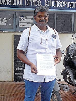 காஞ்சிபுரம் வருவாய் கோட்டாட்சியர் அலுவலகத்தில் மனு அளிக்க வந்த புதிய தலைமுறை மக்கள் கட்சியின் வேட்பாளர் மு.மேகநாதன்.