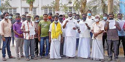 காஞ்சிபுரம் ஆட்சியரிடம் மனு அளிக்க வந்த தமிழ்நாடு மருத்துவ சமூகநல சங்கம் மற்றும் முடிதிருத்துவோர் தொழிலாளர் நலச் சங்கத்தினர்.