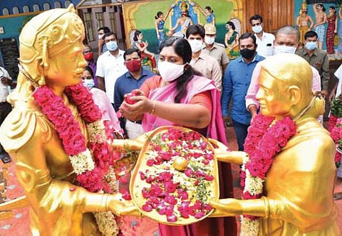 தருமபுரி மாவட்டம் அதியமான்கோட்டையில் உள்ள அதியமான்கோட்டத்தில் அதியமான், அவ்வையார் சிலைகளுக்கு மாலை அணிவித்து மரியாதை செய்த ஆட்சியர் கார்த்திகா.