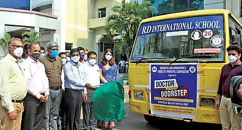 ஈரோடு மாநகராட்சி சார்பில் 7 நடமாடும் கரோனா பரிசோதனை வாகனங்களை ஆட்சியர் சி.கதிரவன் தொடங்கி வைத்தார்.