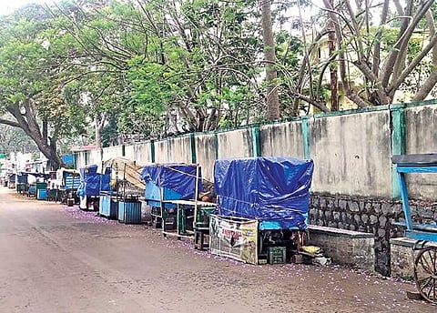 எப்போதும் பயணிகள் வருகையால் பரபரப்பாக இருக்கும் ஏற்காட்டில் தற்போது சுற்றுலா பயணிகள் வருகைக்கு தடை விதிக்கப்பட்டுள்ளதால், அங்குள்ள சாலையோரக் கடைகள் மூடப்பட்டு வெறிச்சோடி காணப்படுகிறது.