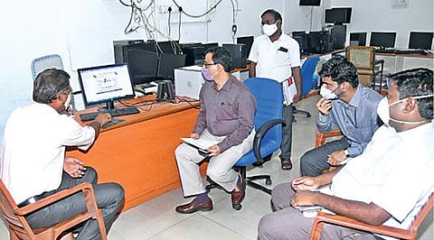 சேலத்தில் மாவட்ட தேர்தல் அலுவலர் ராமன் முன்னிலையில், வாக்கு எண்ணும் பணியில் ஈடுபடவுள்ள ஊழியர்களுக்கு பணி ஒதுக்கீடு செய்யும் பணி கணினி குலுக்கல் முறையில் நடந்தது.