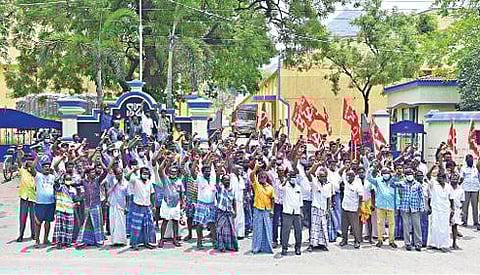 விபத்தில் உயிரிழந்த தொழிலாளியின் குடும்பத்துக்கும், காயம் அடைந்தவர் களுக்கும் இழப்பீடு வழங்க வலியுறுத்தி, சேலம் குரங்குச்சாவடி சேகோ சர்வ் நிறுவனம் முன்பு ஆர்ப்பாட்டத்தில் ஈடுபட்ட ஜில்லா சுமை தூக்கும் தொழிலாளர் சங்கத்தினர். 		         படம்: எஸ். குரு பிரசாத்