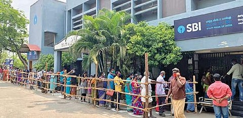 கரோனா தடுப்பு நடவடிக்கையாக -  வேலை நேரம் குறைக்கப்பட்டதால் : வங்கிகளில் அலைமோதிய கூட்டம்  :