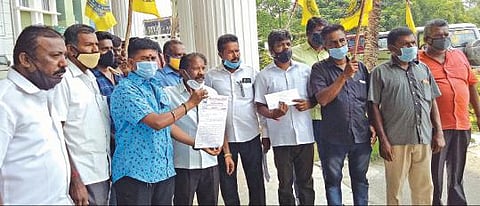 சலூன் கடைகளை மூட உத்தரவிடப்பட்டுள்ளதால் -  நிவாரணத் தொகை வழங்க சவரத் தொழிலாளர்கள் கோரிக்கை  :