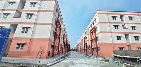 உடுமலையை அடுத்த புக்குளத்தில் திட்டக் காலம் முடிந்த பின்னரும் தொடரும் அடுக்குமாடி குடியிருப்பு: கட்டுமானப் பணி முறையான தகவல்கள் கோரும் பயனாளிகள்