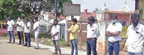 சாலை வரியை ரத்து செய்ய  : சுற்றுலா வாகன ஓட்டிகள் வலியுறுத்தல் :