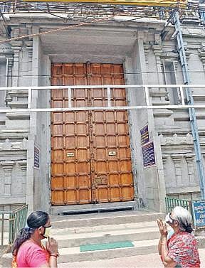 கோவை ரேஸ்கோர்ஸ் பகுதியில்  வெறிச்சோடிக் காணப்பட்ட உடற்பயிற்சிக் கூடம்.  (அடுத்த படம்) கோவை அரசு மருத்துவமனை அருகே உள்ள உணவகத்தில் பார்சல் உணவு வாங்கிச் சென்ற வாடிக்கையாளர்கள். படங்கள் : ஜெ.மனோகரன்