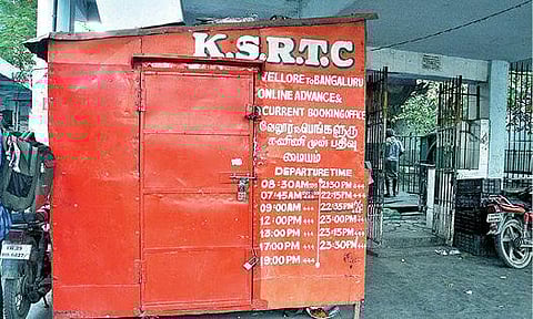 கரோனா தொற்று பரவல் அதிகரித்து வருவதன் காரணமாக கர்நாடக மாநிலத்தில் ஊரடங்கு அறிவிக்கப்பட்டுள்ளது. இதனையொட்டி, வேலூர் பழைய பேருந்து நிலையத்தில் உள்ள கர்நாடக போக்குவரத்து தகவல் மையம் மூடப்பட்டுள்ளது. படம்: வி.எம்.மணிநாதன்.