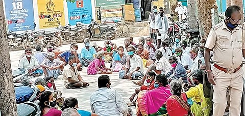 சேத்துப்பட்டு ஊராட்சி ஒன்றிய அலுவலகத்தில் நேற்று காத்திருப்பு போராட்டத்தில் ஈடுபட்ட மாற்றுத்திறனாளிகள்.