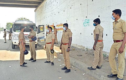 தூத்துக்குடி மாவட்ட ஆட்சியர் அலுவலகத்துக்கு வெளியே பாதுகாப்பு பணிக்காக போலீஸார் குவிக்கப்பட்டுள்ளனர். (அடுத்த படம்) ஸ்டெர்லைட் ஆலைக்கு வெளியே தண்ணீரை பீச்சியடிக்கும் வாகனம் மற்றும் கண்ணீர் புகை குண்டுகளை வீசும் வாகனங்கள் தயார் நிலையில் நிறுத்தி வைக்கப்பட்டுள்ளன.