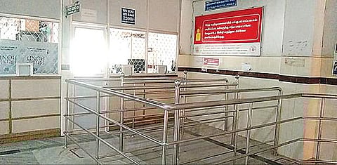 கரோனா முன்னெச்சரிக்கை நடவடிக்கையாக தேனி அரசு மருத்துவக் கல்லூரி மருத்துவமனை புற நோயாளிகள் பிரிவு நேற்று முதல் மூடப்பட்டது.