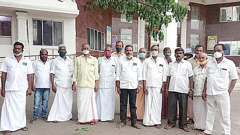 தேனி மாவட்டத்தில் வாரச்சந்தை நடத்தக்கோரி சிறு வியாபாரிகள் ஆட்சியர் அலுவலகத்தில் மனு கொடுக்க வந்திருந்தனர்.