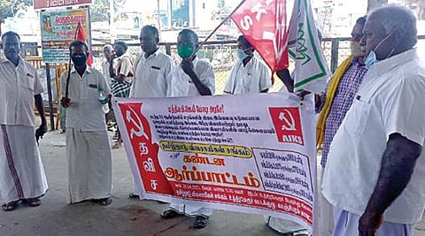 உரம் விலை உயர்வைக் கண்டித்து உத்திரமேரூரில் நேற்று ஆர்ப்பாட்டம் நடத்திய விவசாயிகள்.