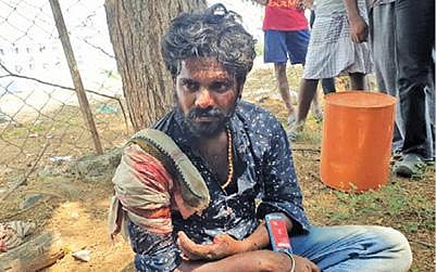 போதை இளைஞரால் போக்குவரத்து காவல் வாகனம் கடத்தல் :  ஊத்துக்குளி அருகே விபத்தில் சிக்கியபோது மீட்பு