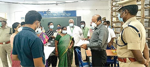 வேலூர் மாவட்டம் குடியாத்தம் ராஜகோபால் பாலிடெக்னிக் கல்லூரியில் அமைக்கப்பட்டுள்ள வாக்கு எண்ணும் மையத்தில் செய்யப்பட்டுள்ள முன்னேற்பாடு பணிகளை நேற்று ஆய்வு செய்த ஆட்சியர் சண்முகசுந்தரம்.