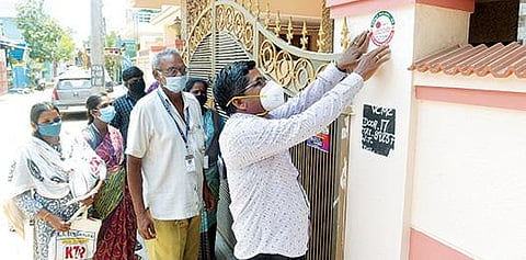 கரோனா தொற்று பரவல் தடுப்பு முன்னெச்சரிக்கை நடவடிக்கையாக, வேலூர் கஸ்பா பகுதியில் உள்ள வீடுகளில் 45 வயதுக்கு மேற்பட்டவர்கள் அனைவருக்கும் கரோனா தடுப்பூசி போடப்பட்டதா? என்பதை மாநகராட்சி சுகாதார அலுவலர் முருகன் நேரில் ஆய்வு செய்தார். மேலும், அந்த வீடுகளில் கரோனா தடுப்பூசி போடப்பட்டதற்கான ஸ்டிக்கர் ஒட்டப்பட்டது. படம்: வி.எம்.மணிநாதன்.